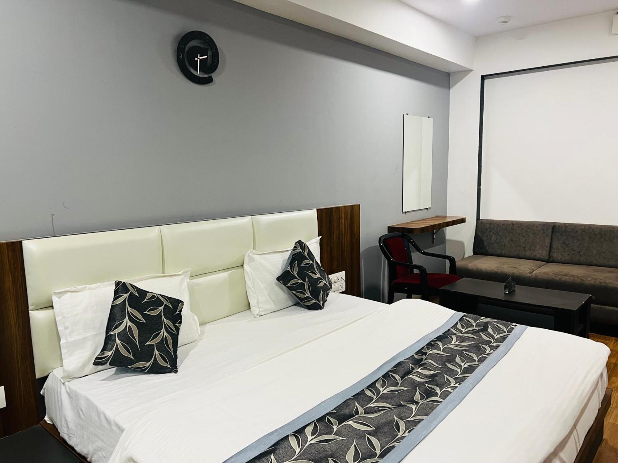 The Valentine Hotel Surate Extérieur photo