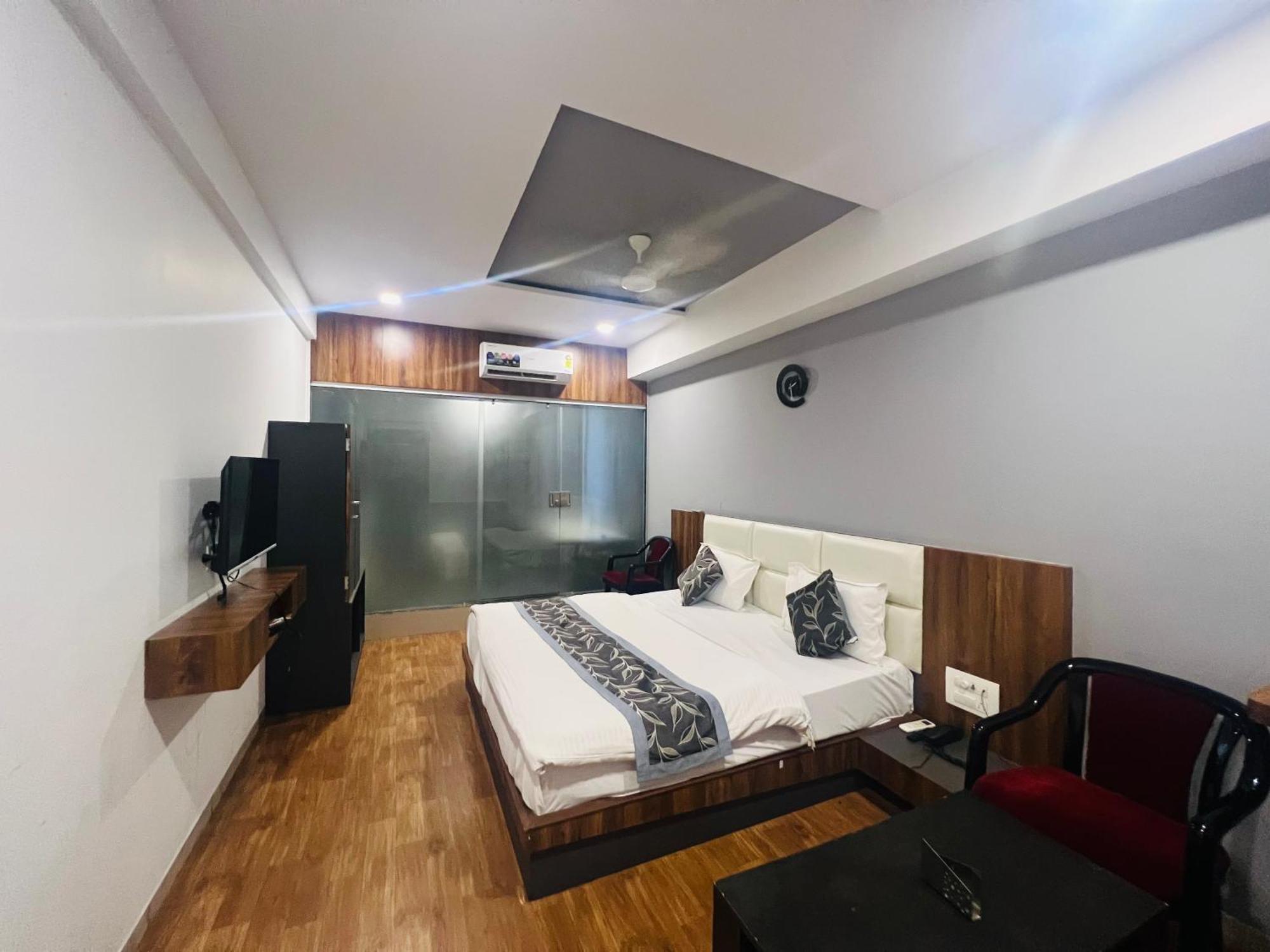 The Valentine Hotel Surate Extérieur photo